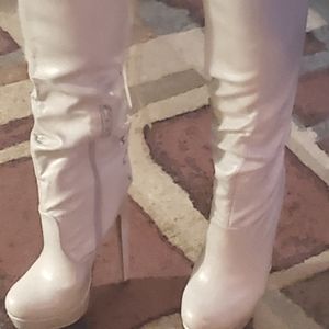 Off white stiletto boots that tye in the back. Size 7.5.